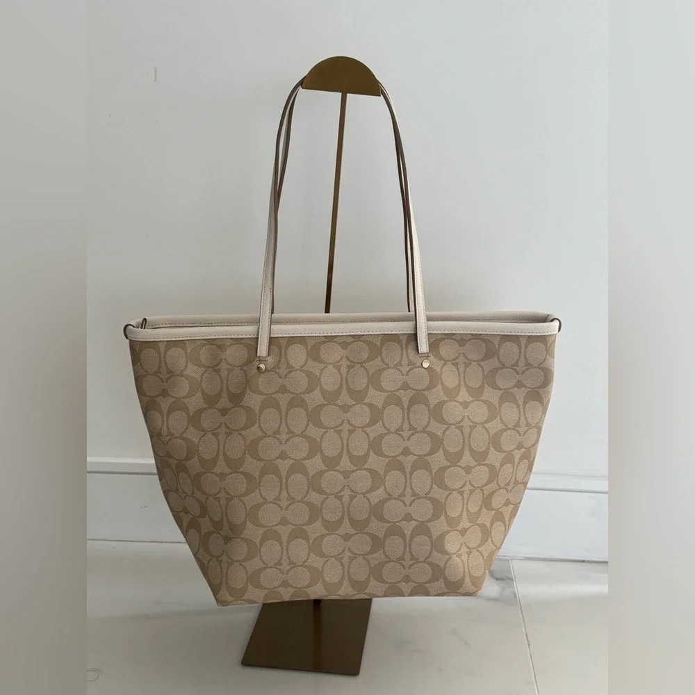 Coach signature street